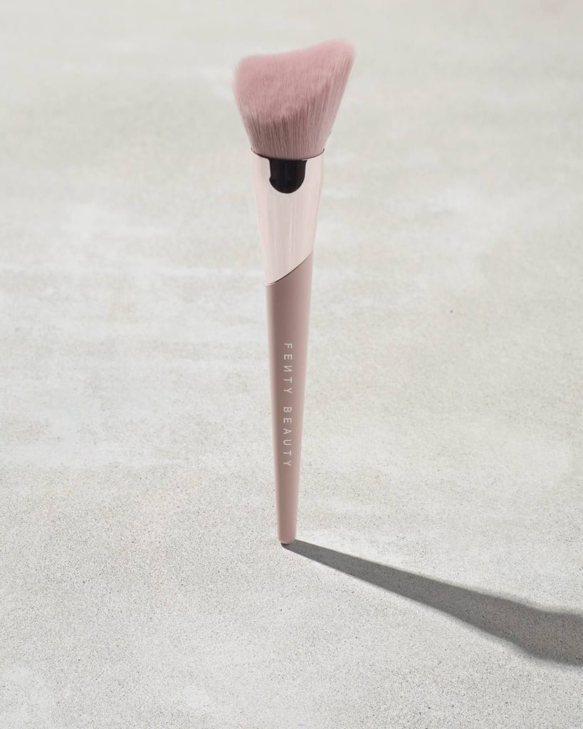 Fenty Beauty Cheek-Hugging Bronzer Brush